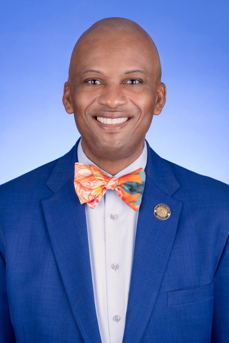 Pòtrè Oliver G. Gilbert III