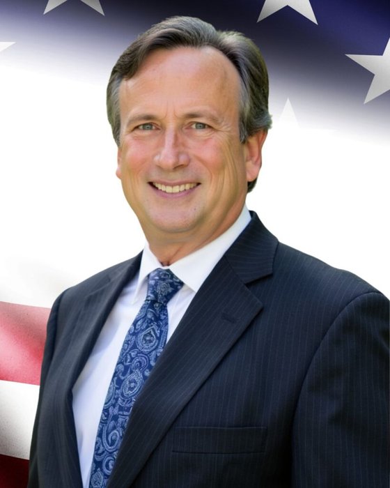 Pòtrè V. Michael Arias